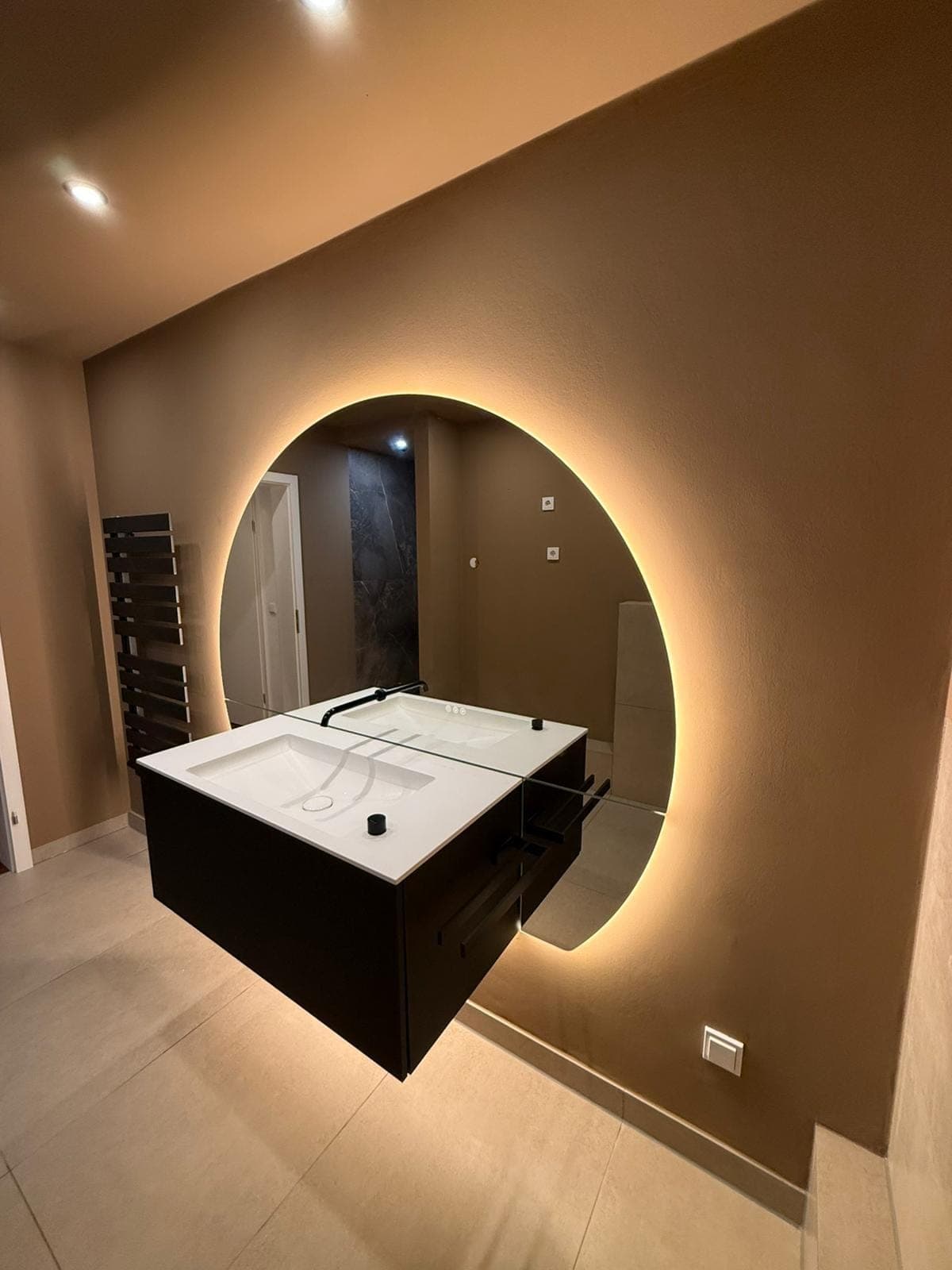 Saniertes Badezimmer mit bodengleicher Dusche