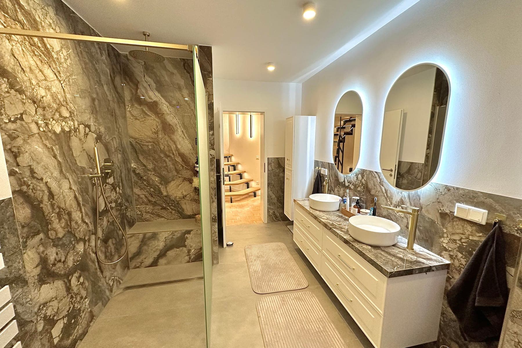 Das fertig umgesetzte Badezimmer aus derselben Blickrichtung