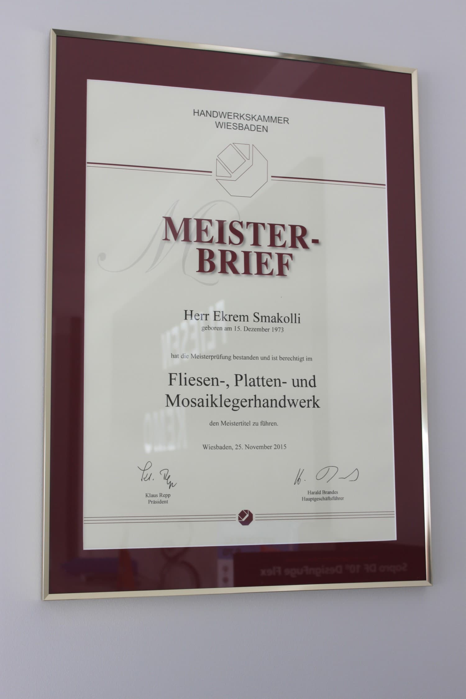 Fliesenlegermeister Ekrem Smakolli mit Meisterbrief in Bischofsheim